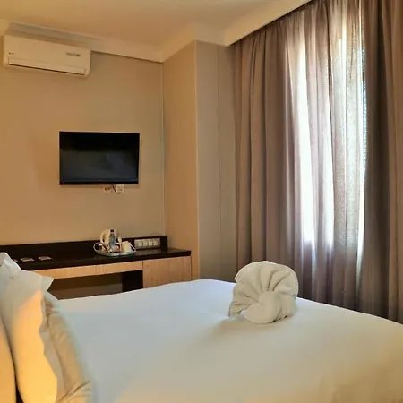 Cresta Oasis Hotel Harare Exterior photo